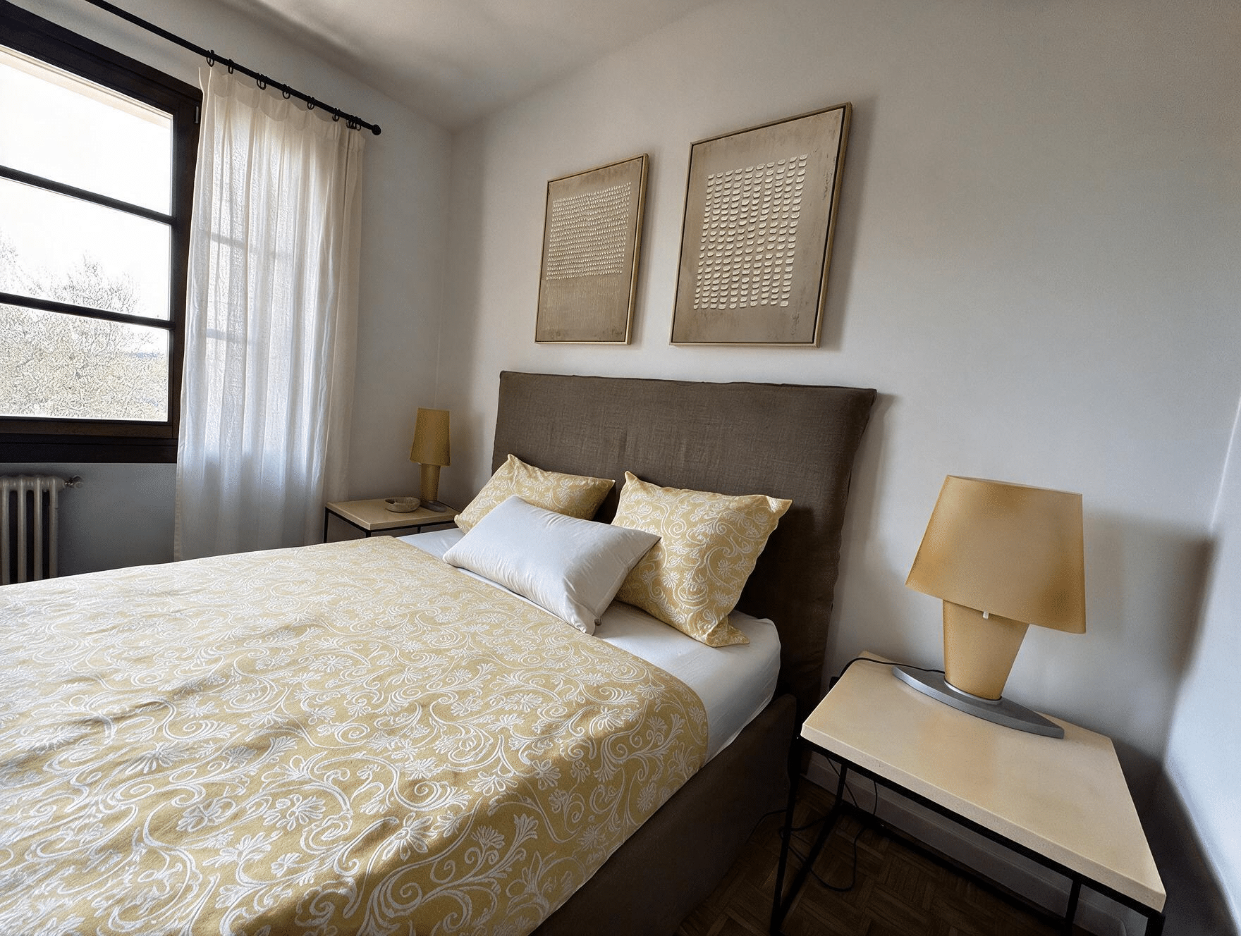 Schlafzimmer mit Kingsize-Bett und Blick ins Grüne