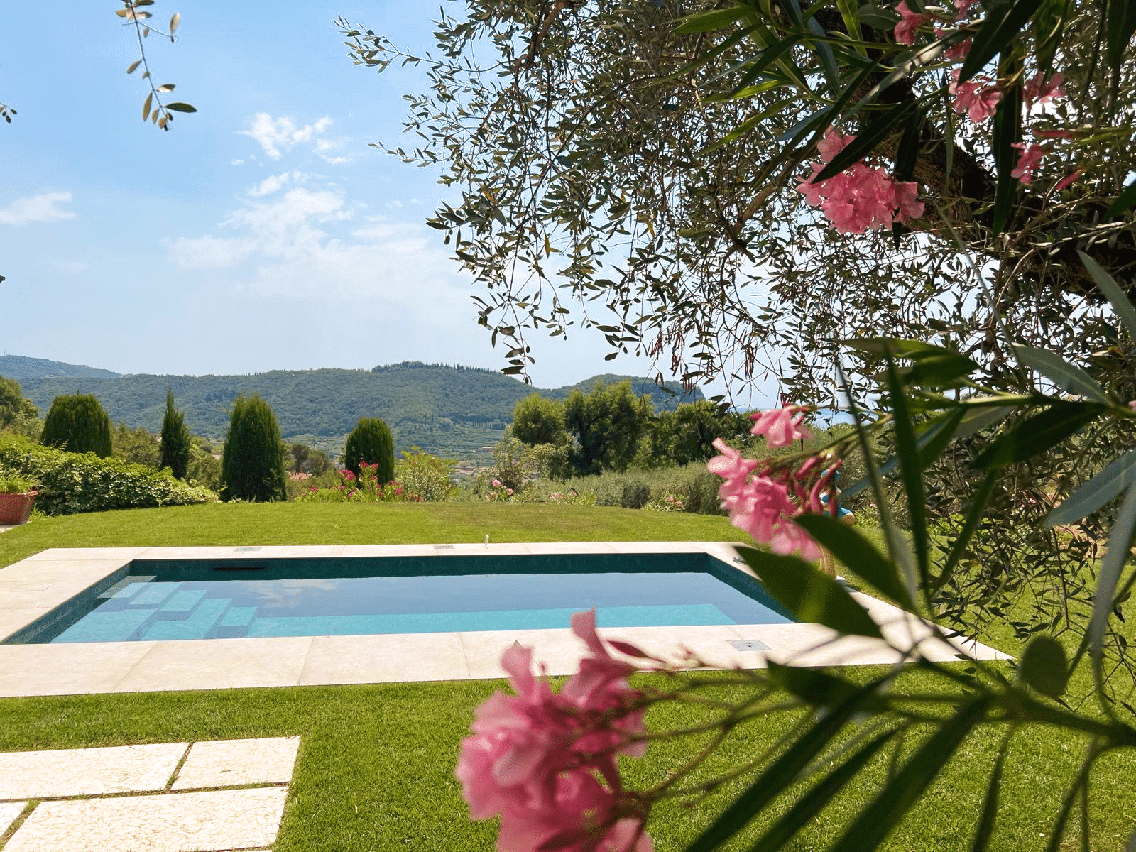 Serna-Garda-Pool-Oleander Privater Pool und Terrasse mit Blick über den Gardasee