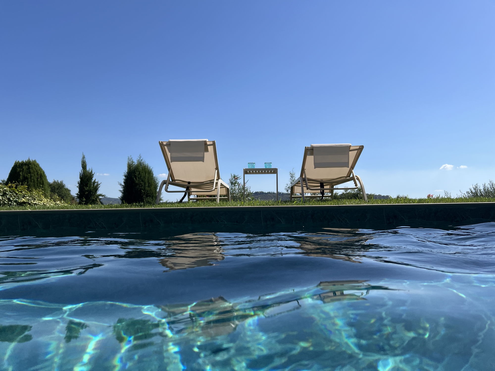 Pool im Garten mit Olivenbäumen und Blick über die Hügel